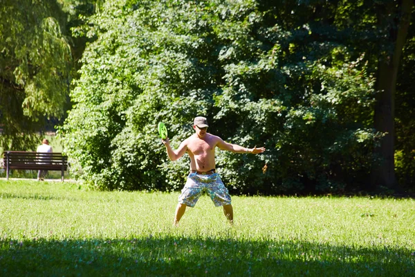 Mladý muž hrát frisbee — Stock fotografie