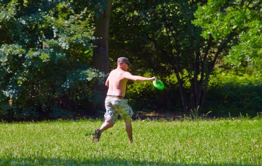 Frizbi oynayan genç adam