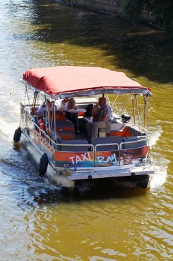 turistler kruvaziyer gemi