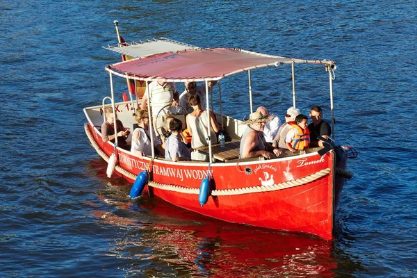 Туристы на круизном судне — стоковое фото
