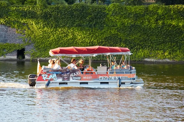 Touristes sur le bateau de croisière — Photo