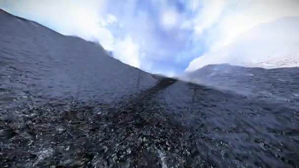 雪に覆われた山に登る — ストック動画