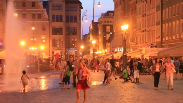 Menschen in Rynek, Breslau inpoland — Stockvideo