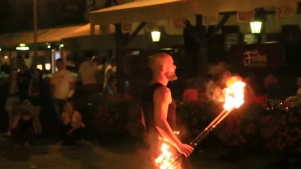 通りの火災のダンサーのパフォーマンス — ストック動画