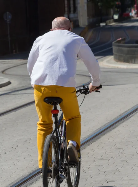骑着自行车在城市中的人 — 图库照片