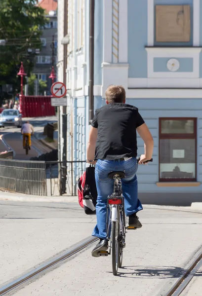 Homem de bicicleta na cidade — Fotografia de Stock