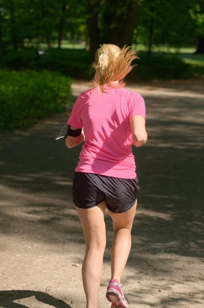 Jogger femminile nel parco — Foto Stock