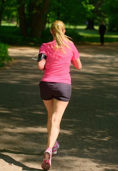 Kobieta joggingu w parku — Zdjęcie stockowe