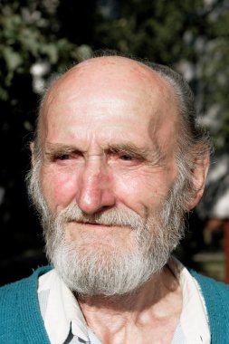 Mutlu kıdemli adam