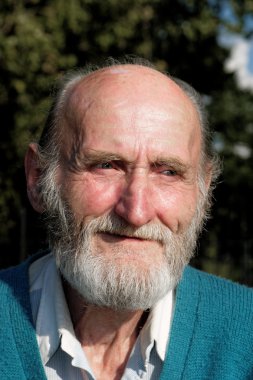Mutlu kıdemli adam
