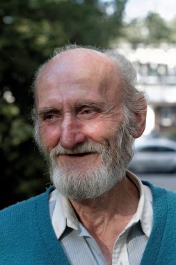 Mutlu kıdemli adam