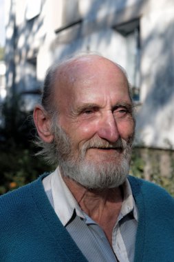 Mutlu kıdemli adam