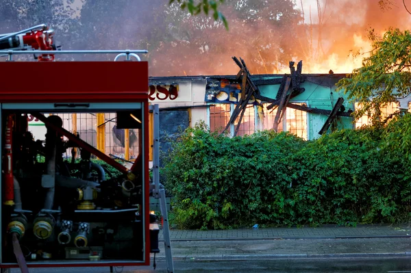 Stora lågor över byggnad — Stockfoto