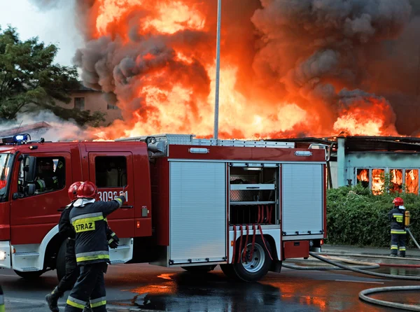 Große Flammen über Gebäude — Stockfoto