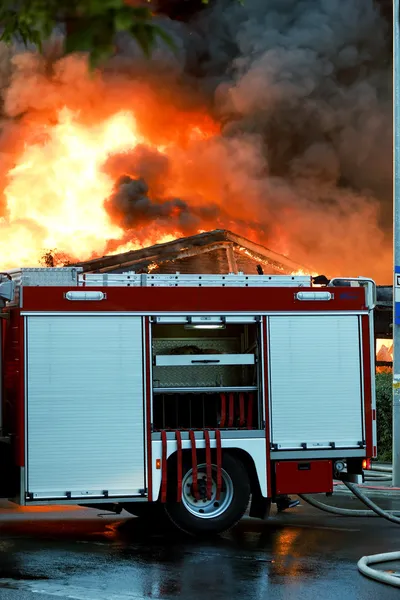 Stora lågor över byggnad — Stockfoto