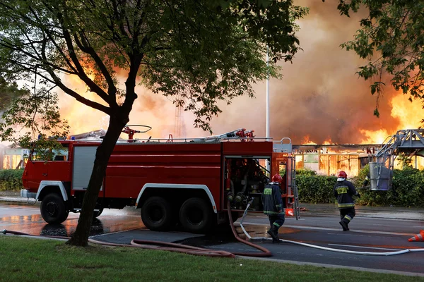 Grandes flammes sur le bâtiment — Photo