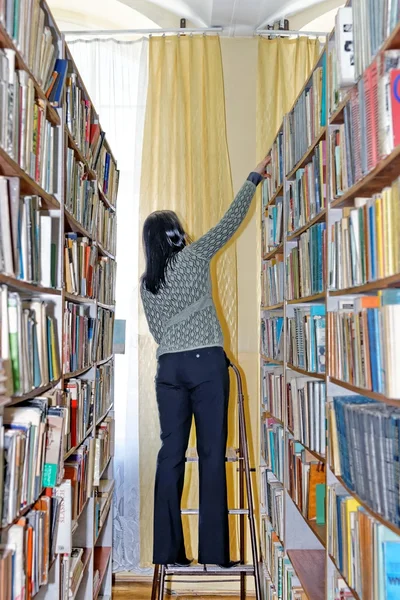 Studente alla vecchia biblioteca — Foto Stock