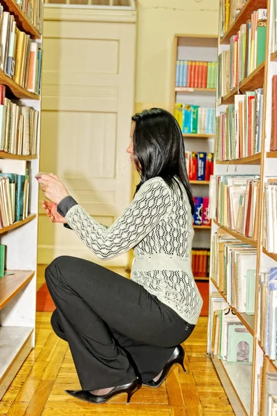 Student in alter Bibliothek — Stockfoto