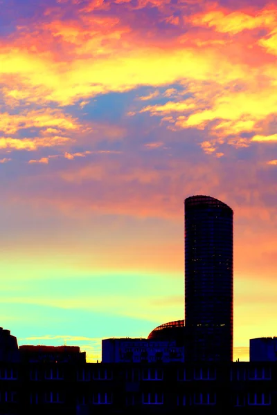 Edificio de gran altura al amanecer — Foto de Stock