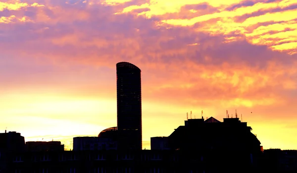 High-rise building at daybreak — Stock Photo, Image