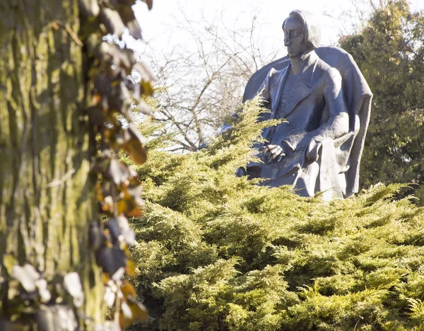 Estatua de Chopin en el parque —  Fotos de Stock