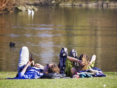 Çift su kenarında rahatlatıcı