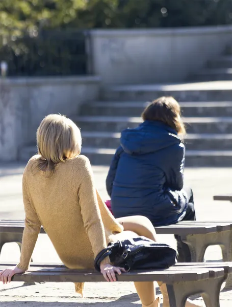 Γυναίκες που αναπαύεται στα έδρανα — Φωτογραφία Αρχείου