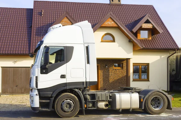 Truck in front of  suburban house — Stock Photo, Image