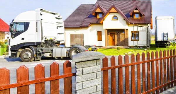 Camión frente a casa suburbana — Foto de Stock