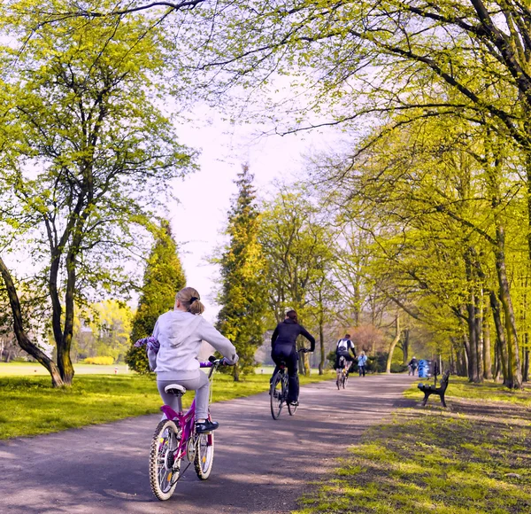 Cavalieri in bici nel parco primaverile — Foto Stock