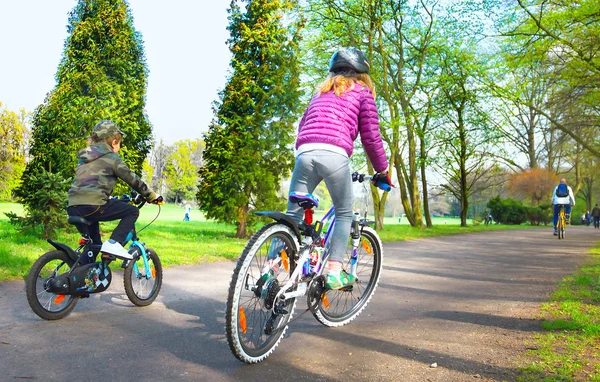 Bike riders in spring park — Stock Photo, Image