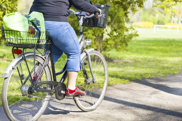 Feta kvinnan cykla — Stockfoto