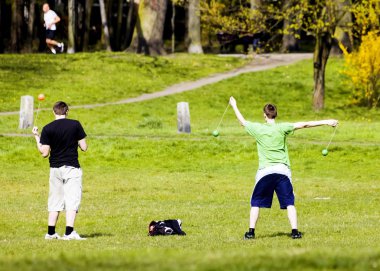 iki erkek toplarla oynuyor