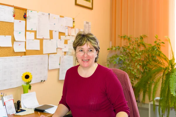 Profesora de buen humor en su oficina — Foto de Stock