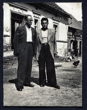 bir fotoğraf için poz kardeşler