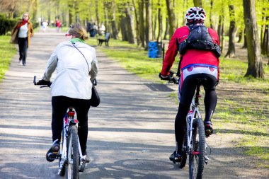 Parktaki genç çift.