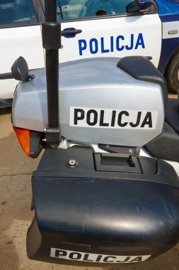 sokakta duran polis araçları
