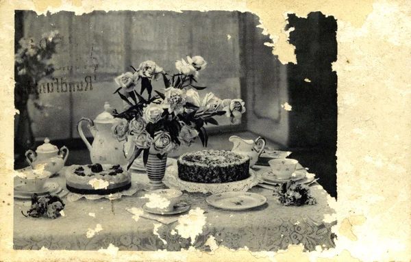 Vintage card with flowers in a vase and a cake — Stock Photo, Image