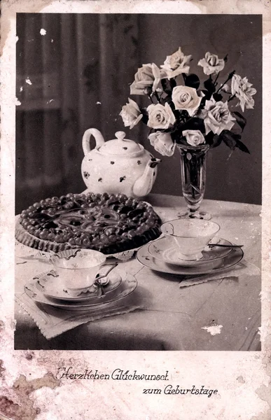 Вінтажна листівка з квітами у вазі — стокове фото