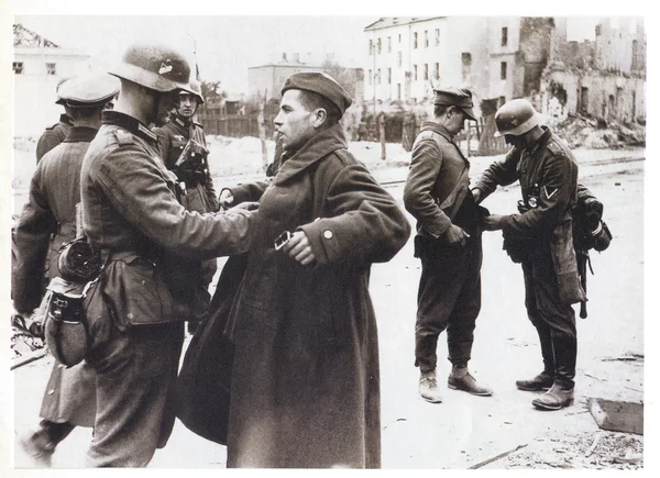 Tropas alemãs desarmando soldados soviéticos em Berlim durante a Segunda Guerra Mundial — Fotografia de Stock