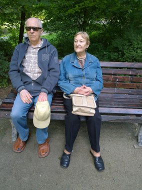 Parktaki yaşlı çift. 