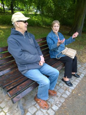 Parktaki yaşlı çift. 