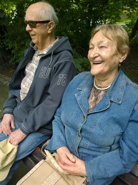 Senioren koppel in het park — Stockfoto