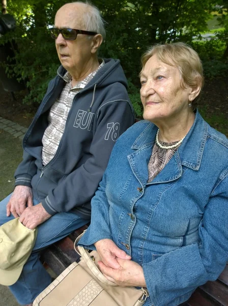 Senior couple in the park — Stock Photo, Image