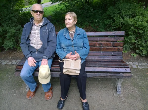 Senioren koppel in het park — Stockfoto