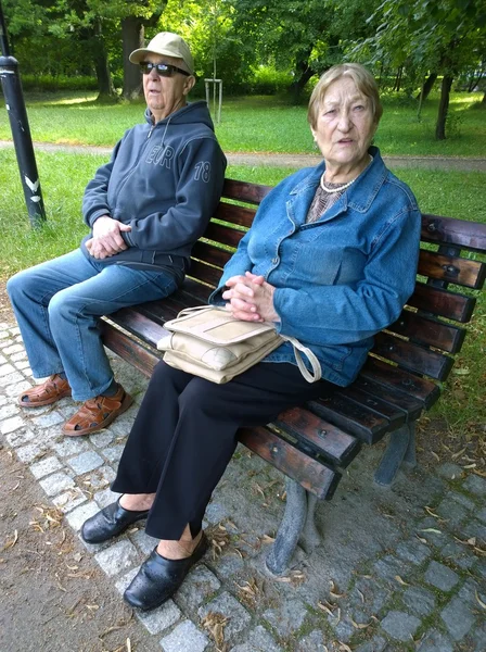 Senioren koppel in het park — Stockfoto