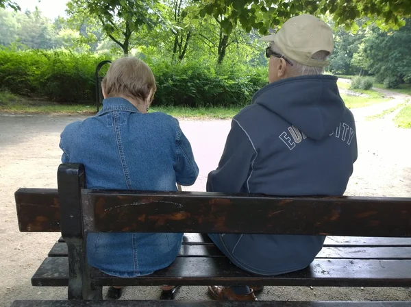 Para seniorów w parku — Zdjęcie stockowe