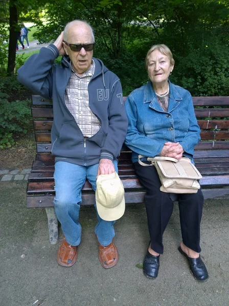 Senioren koppel in het park — Stockfoto