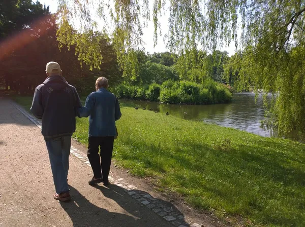 Couple aîné dans le parc — Photo