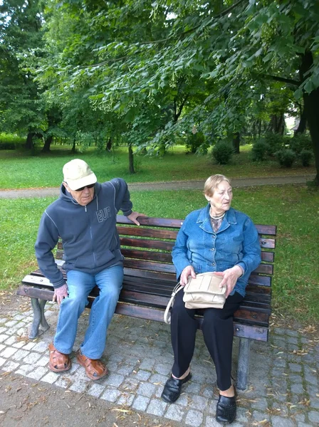 Senior couple in the park — Stock Photo, Image